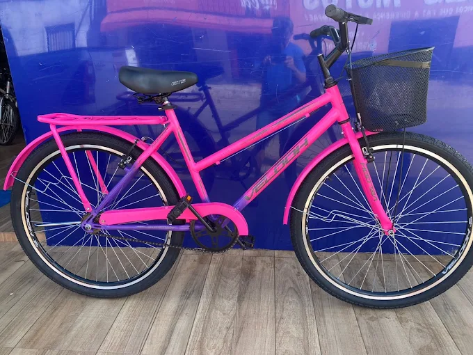 Bicicleta urbana rosa com cesta