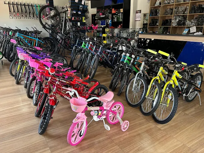 Bicicletas infantis e adultas na loja